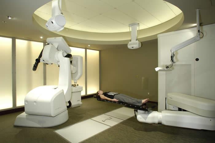 Система для радиохирургии и радиотерапии типа "Кибернож".