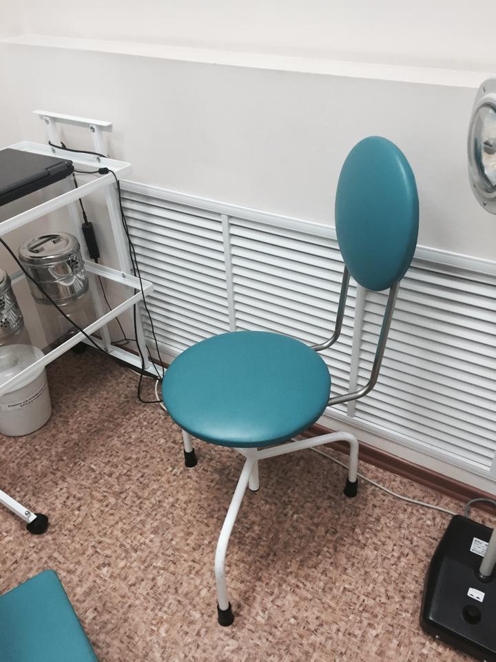 Продам стулья медицинские  СВС винтовые со спинкой : 2-стационарных и 1-передвижной